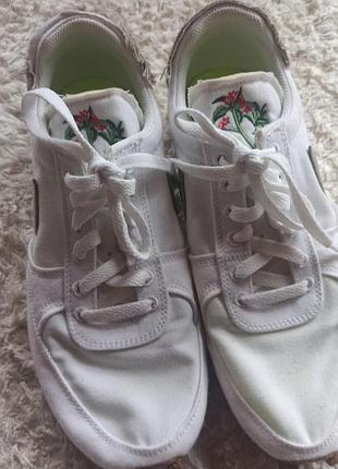 Крутые мужские кроссовки с нашивками nike