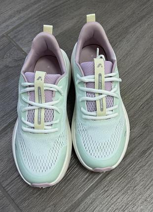 Жіночі кросівки zara