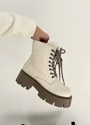 Зимові черевики в бежевому кольорі зі шкіри