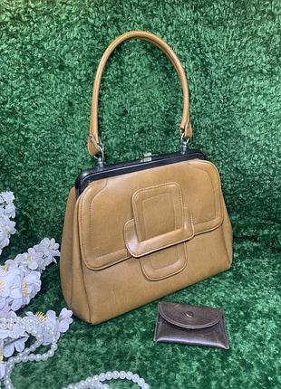 60-ти! винтажная женская сумка с кошельком и зеркальцем карамельного оттенка н2144 элегантная vintage сумка в стиле ретро 1960-1970-х годов выполнена из