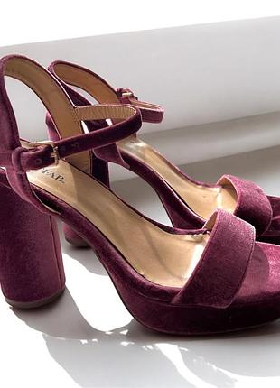 Жіночі бордові оксамитові босоніжки на високому підборі від justfab