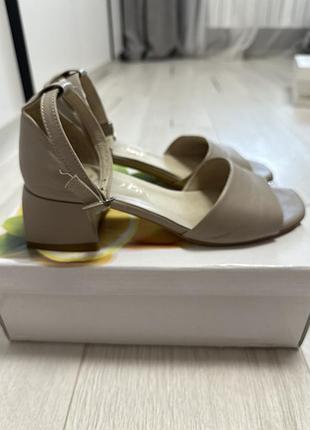 Кремові босоніжки