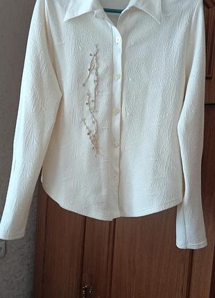 Блуза буклирована с наклейкой со стразами, турция.