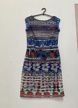 Desigual чудове плаття симпатичною яскравого забарвлення як нове відомого іспанського бренду .