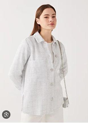 Женская рубашка от бренда boohoo.