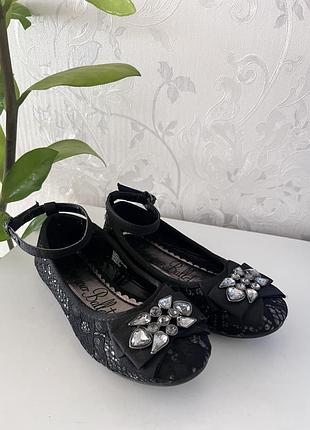 Туфлі ошатні з камінцями