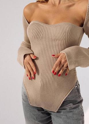 Вʼязана жіноча кофтинка з квадратним вирізом на грудях