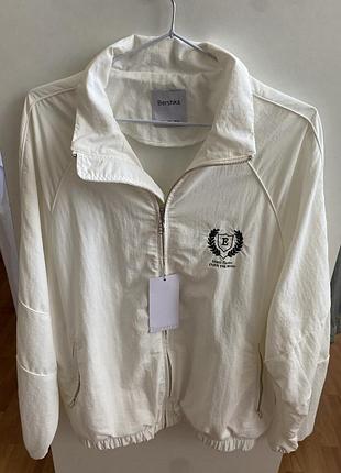 Жіноча вітровка bershka