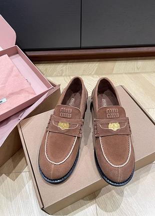 Женские замшевые коричневые лоферы туфли в стиле miu miu penny faded