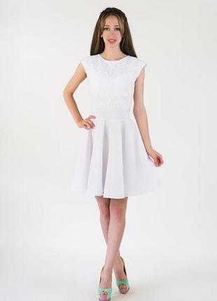 Симпатичное женское платье с белым верхом и пышной юбкой