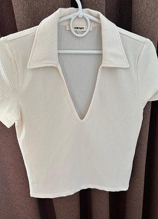 Блузка з вирізом