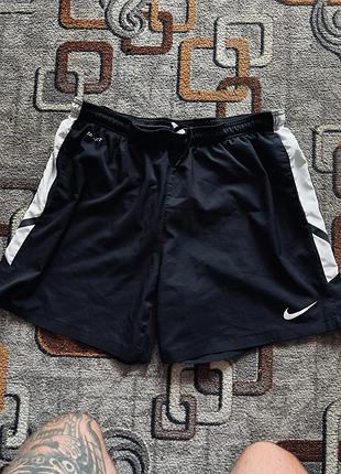 Спортивні шорти nike