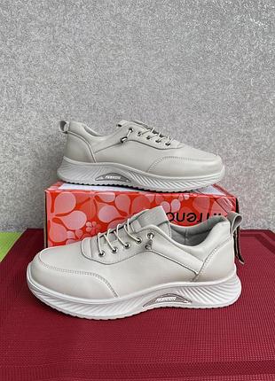 Супер кльові кросівки  світло молочні  дуже легкі