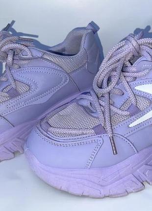 Кросівки жіночі