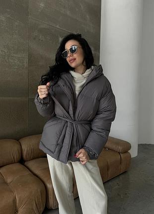 Трендовий сірий пуховик з поясом