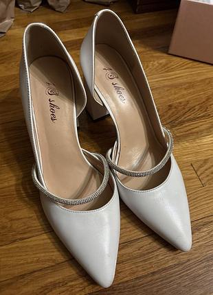 Білі туфлі, без дефектів, подряпин.одягнені лише 1 раз