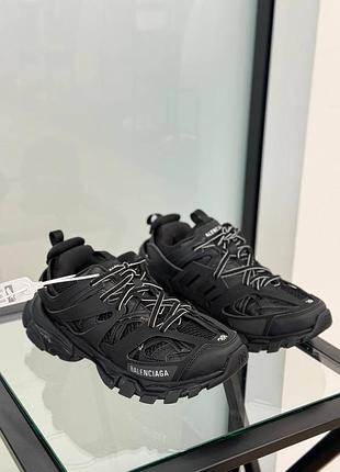 Кросівки жіночі