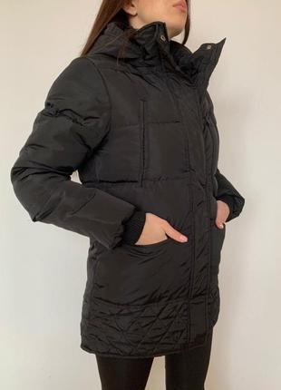 Женская зимняя куртка на меху с капюшоном черная3 фото