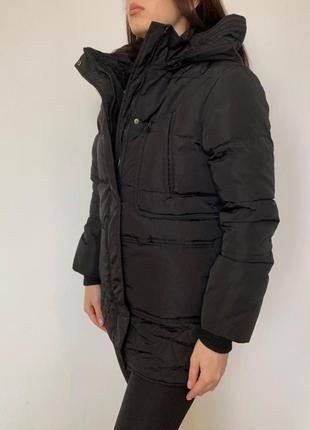 Женская зимняя куртка на меху с капюшоном черная7 фото