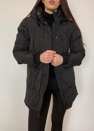 Женская зимняя куртка на меху с капюшоном черная6 фото