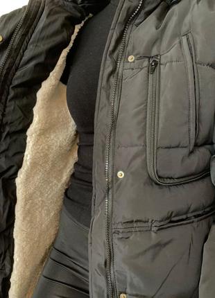 Женская зимняя куртка на меху с капюшоном черная9 фото