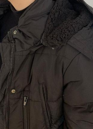 Женская зимняя куртка на меху с капюшоном черная10 фото