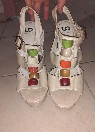 Босоножки на высоком каблуке