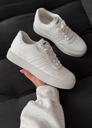 Жіночі білі базові кросівки