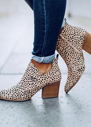 Жіночі чобітки козаки леопардового принту
