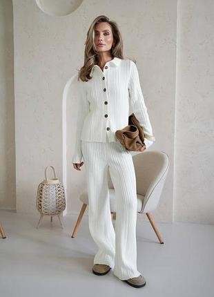 Жіночий брючний в'язаний трикотажний молочний костюм двійка з акрилу та вовни в рубчик з кардигану на гудзиках з довгими рукавами та прямих штанів
