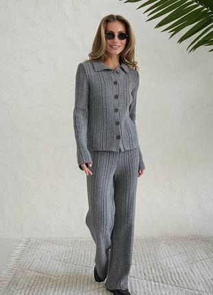 Жіночий брючний в'язаний трикотажний темно сірий костюм двійка з акрилу та вовни в рубчик з кардигану на гудзиках з довгими рукавами та прямих штанів