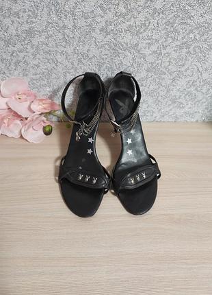 Черные кожаные босоножки на каблуке playboy.