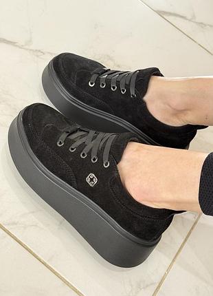 Снікерси. натуральна замша, легка підошва. фабричне виробництво.