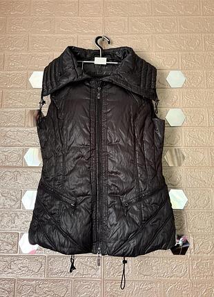 Утеплена жилетка безрукавка жіноча розмір s m з прихованим капюшоном тепла осінь весна