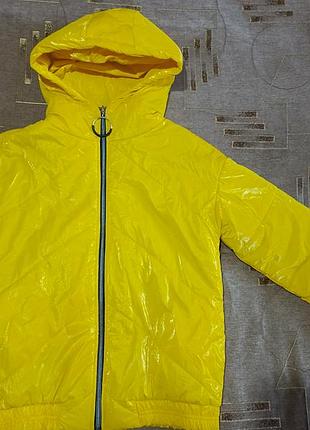 Ярко жёлтая курточка