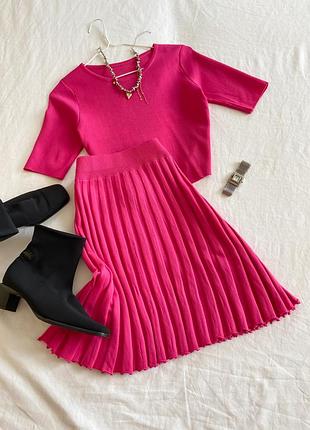 Жіночий трикотажний костюм із топом та спідницею плісе