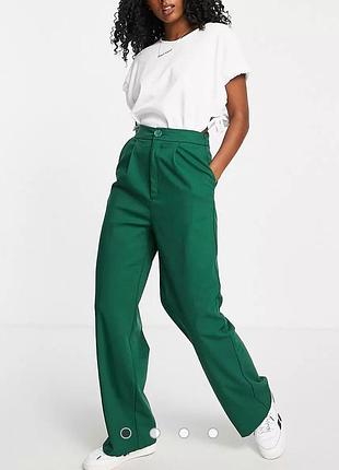 Зеленые брюки прямые