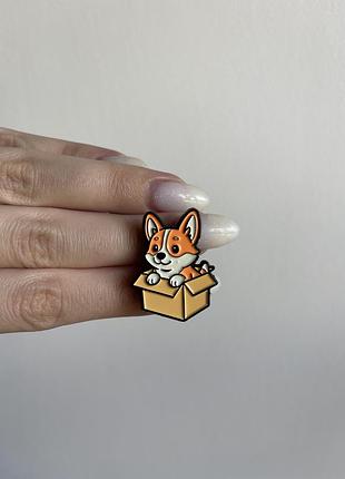 Пін значок металевий брошка коргі в коробці