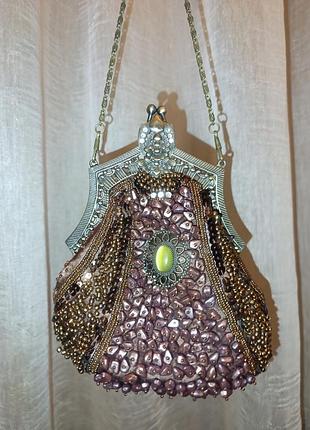 Сумочка в винтажном стиле 1920 годов гетсби на тяжелеом фермуаре.