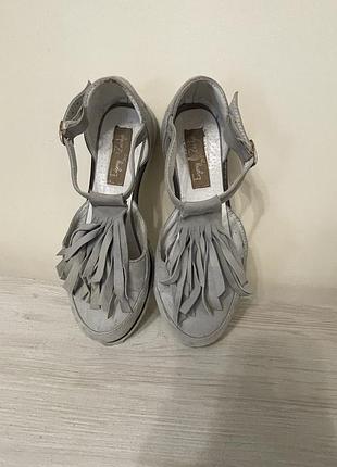 Босоніжки с закритим носом замшеві сірі