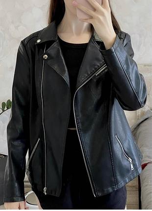 Чорна шкіряна куртка, розмір м-l, ідеальний стан