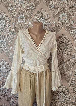 Натуральна фірмова блузка з широкими рукавами в бохо стилі. з вишивкою на запах