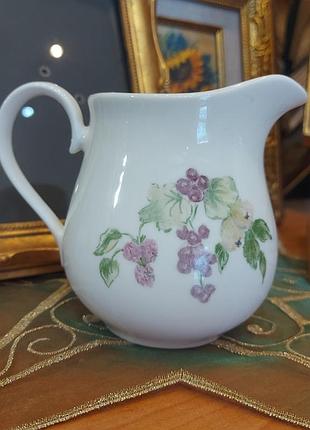 Порцеляновий маленький глечик.