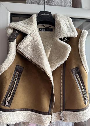 Вкорочена жилетка zara