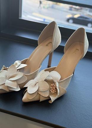 Жіночі бежеві туфлі на високих підборах з декоративними квітами
