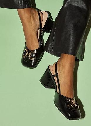 Босоніжки туфлі з закритими носками