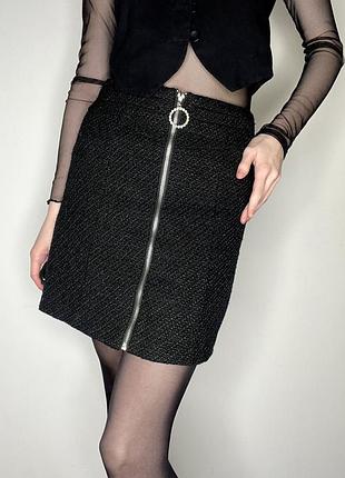 Твідова спідниця на замку