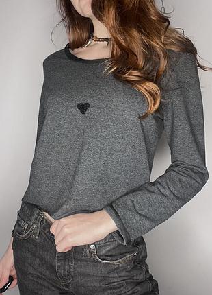 Лонгслівс/ світшот з вишитим чорним серденьком