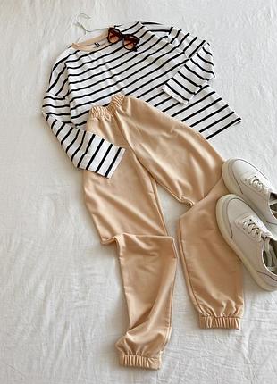 Женский костюм на каждый день свитшот в полоску и бежевые джоггеры