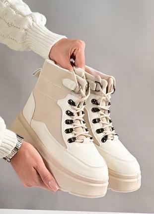 Зимние женские ботинки на танкетке